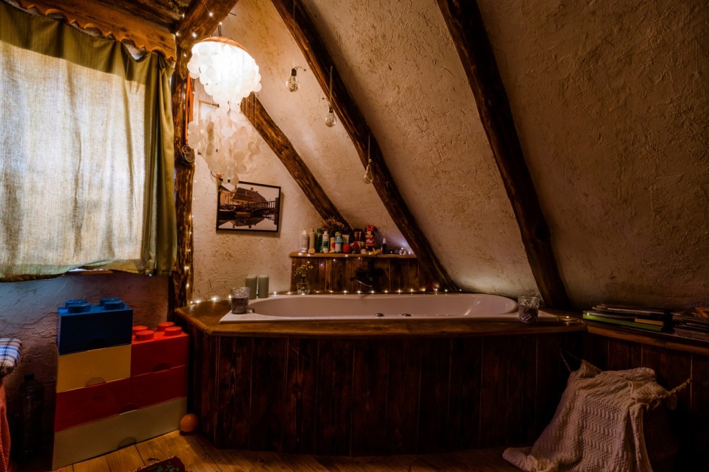 Locuința are 30 de metri pătrați, are o cameră deschisă jos, iar în acoperiș sunt dormitorul și baia.