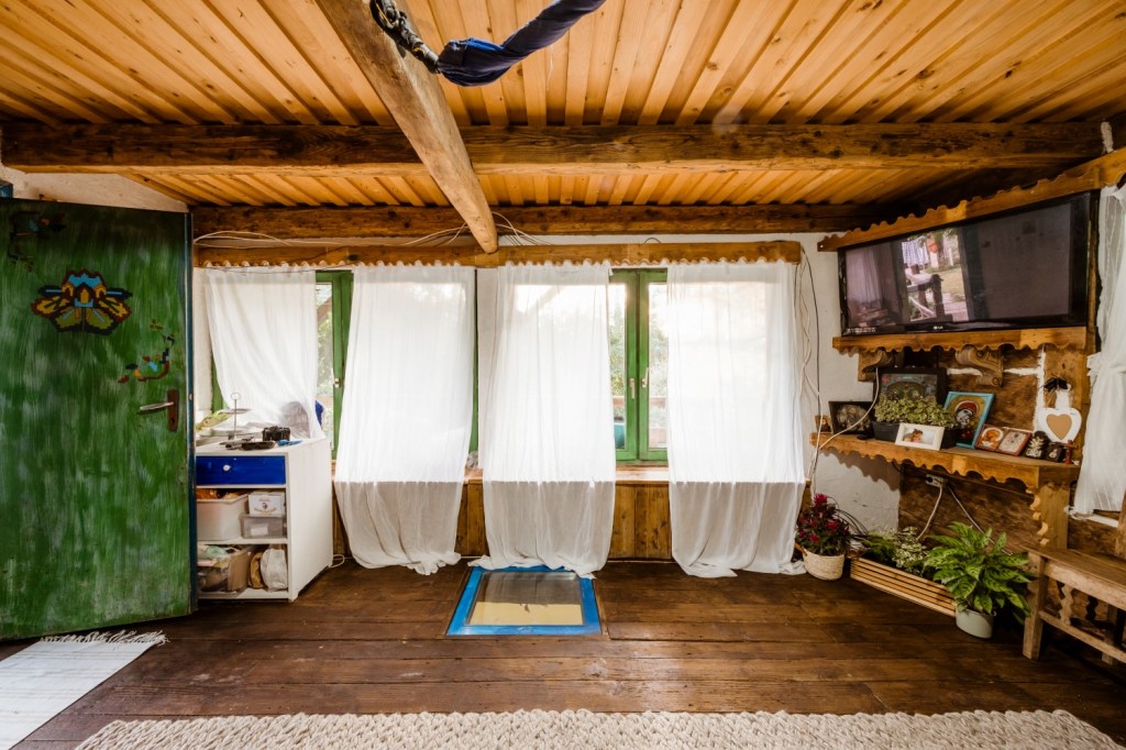 Locuința are 30 de metri pătrați, are o cameră deschisă jos, iar în acoperiș sunt dormitorul și baia.