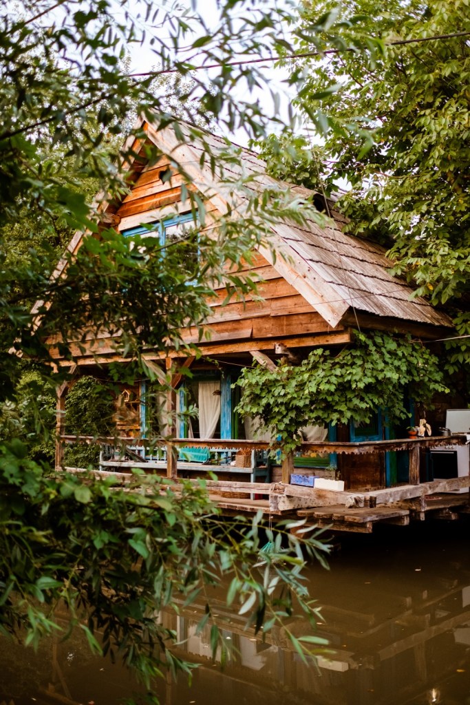 Locuința are 30 de metri pătrați, are o cameră deschisă jos, iar în acoperiș sunt dormitorul și baia.