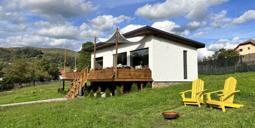 Inginerul a vrut un decor modern, aerisit, unde elemente principale să fie lumina și riflajele de lemn