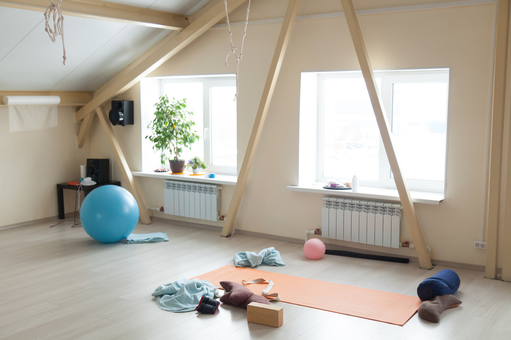 amenajare sala de fitness acasa intr-o mansarda cu saltea de yoga si minge medicinala
