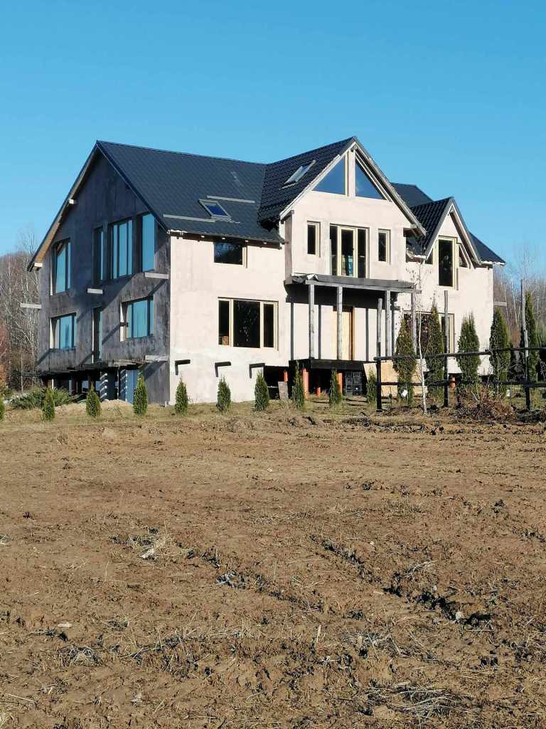 Răzvan și familia au început munca la noua casă în 2022