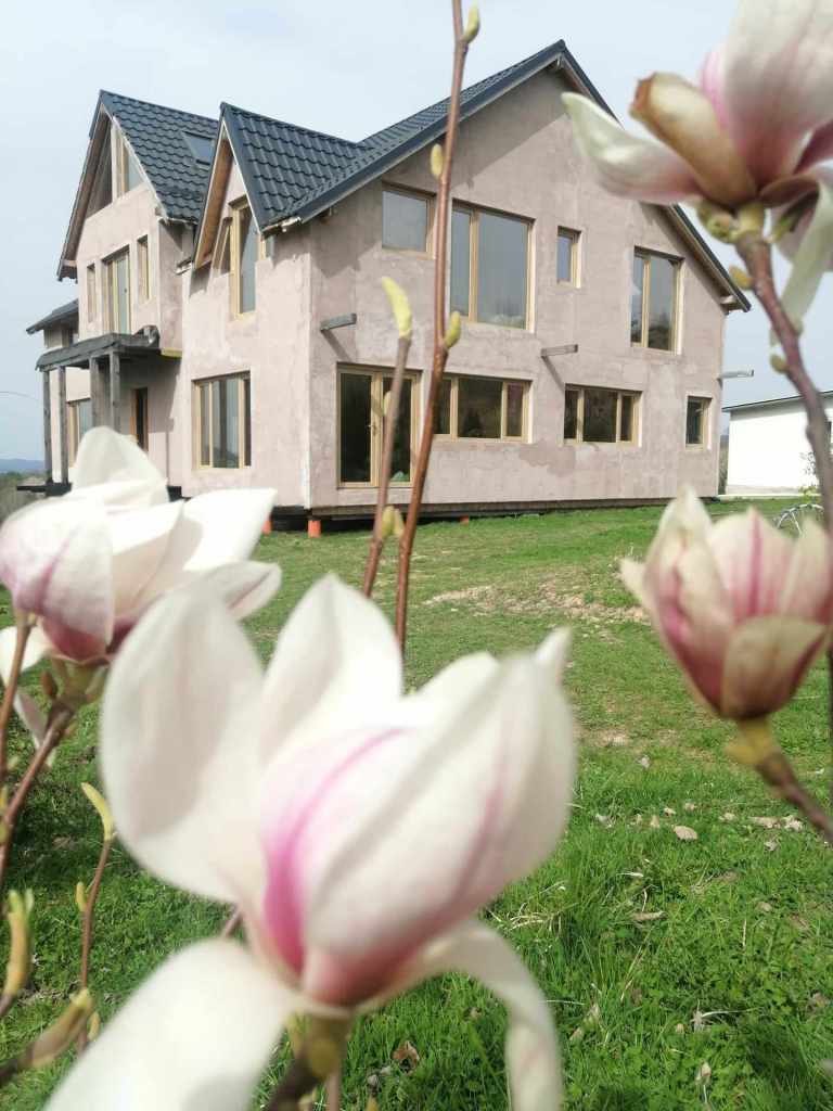 Răzvan și familia au început munca la noua casă în 2022