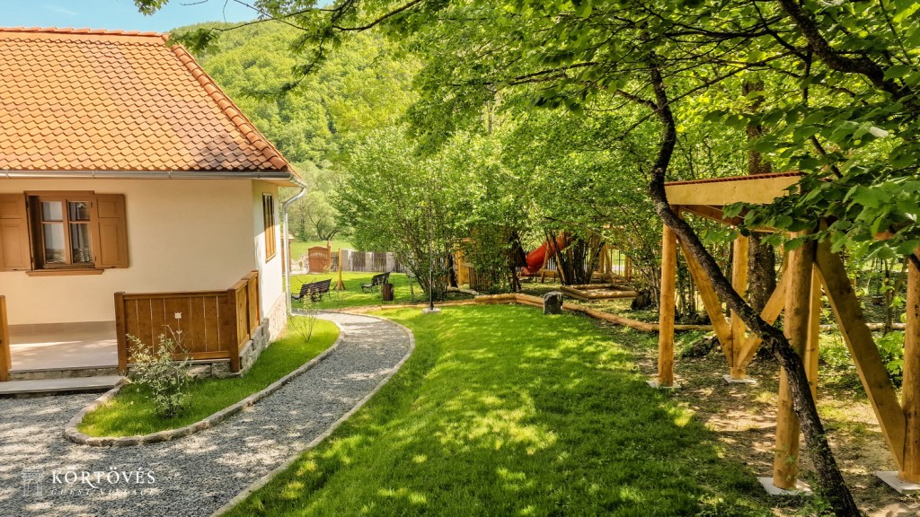 Un sat de vacanță, cu locuințe secuiești vechi, poziționat în mijlocul naturii