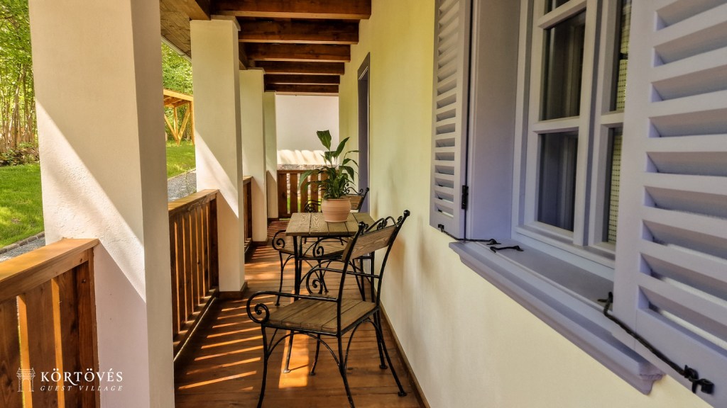 Un sat de vacanță, cu locuințe secuiești vechi, poziționat în mijlocul naturii