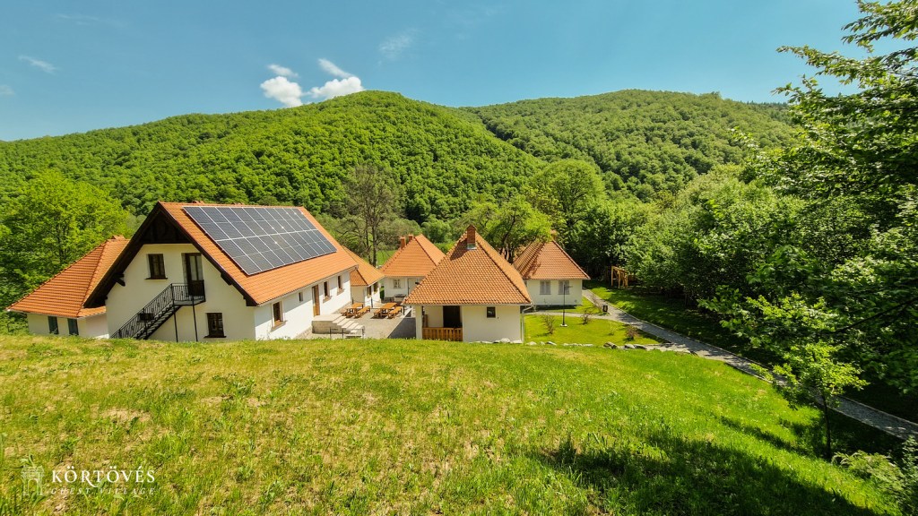 Satul Körtövés te invită să experimentezi viața off-grid