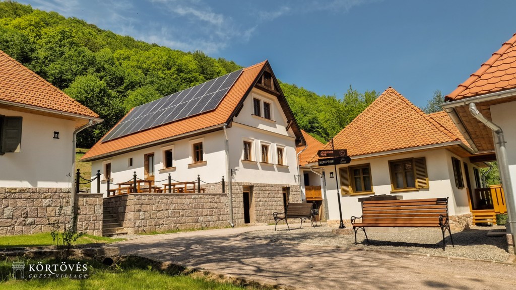 Satul Körtövés te invită să experimentezi viața off-grid