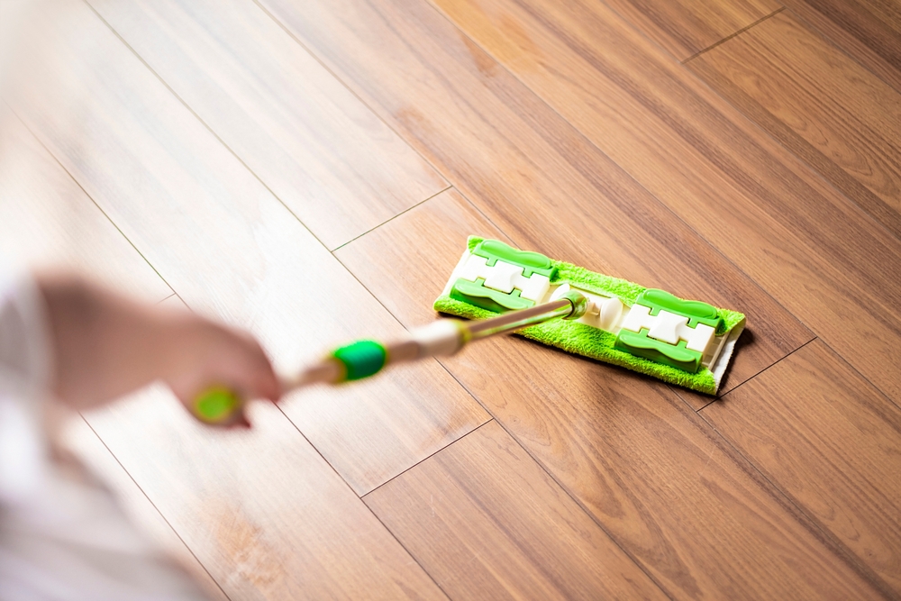 curatarea parchetului vechi din lemn