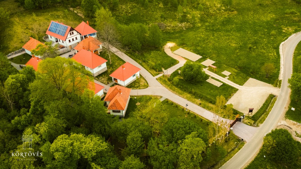 Satul Körtövés te invită să experimentezi viața off-grid