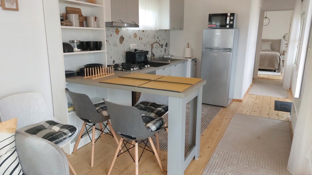 Proprietara a construit de la zero un tiny cozy, pe roți