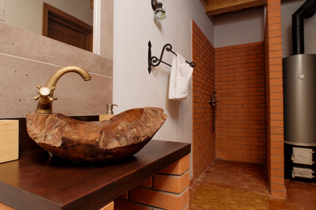 Un sat de vacanță, cu locuințe secuiești vechi, poziționat în mijlocul naturii