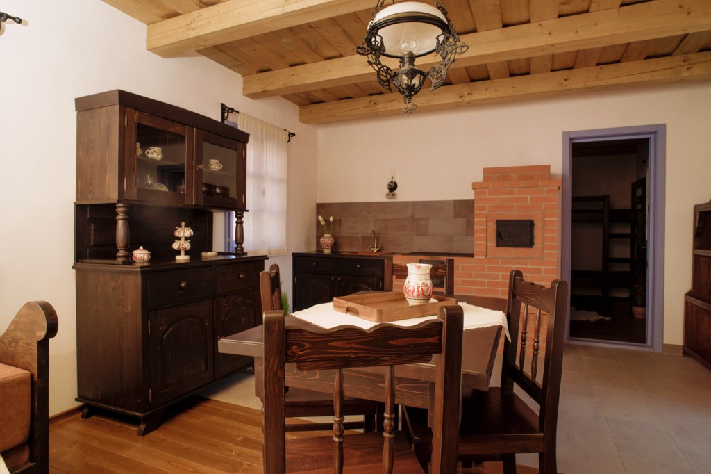 Un sat de vacanță, cu locuințe secuiești vechi, poziționat în mijlocul naturii