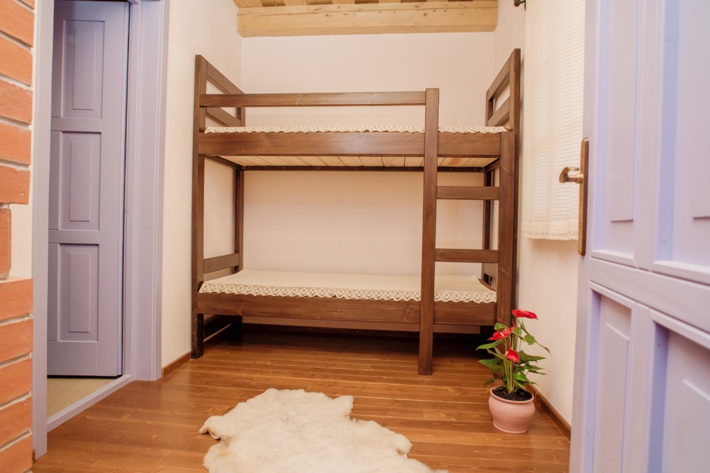 Un sat de vacanță, cu locuințe secuiești vechi, poziționat în mijlocul naturii