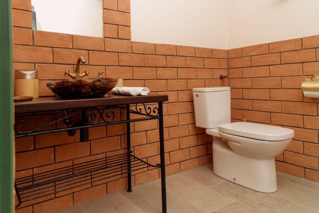 Un sat de vacanță, cu locuințe secuiești vechi, poziționat în mijlocul naturii