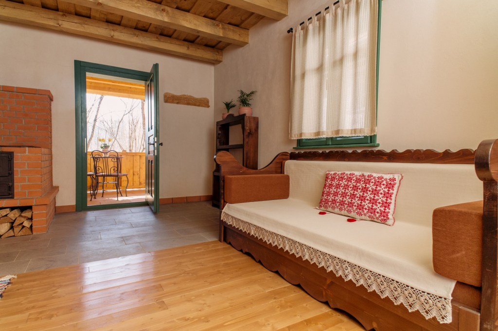 Un sat de vacanță, cu locuințe secuiești vechi, poziționat în mijlocul naturii