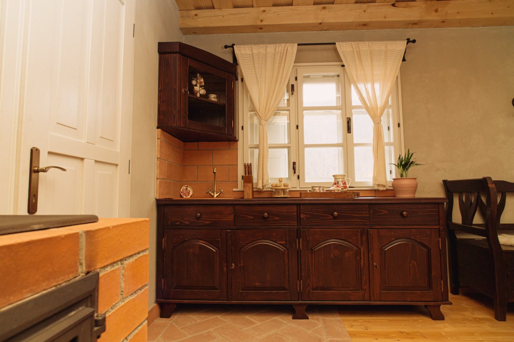 Un sat de vacanță, cu locuințe secuiești vechi, poziționat în mijlocul naturii