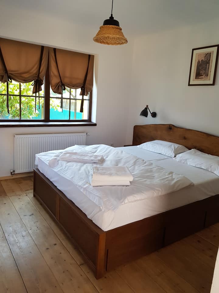 Cuplul a construit o pensiune unde te poți bucura în voie de aer curat și natură