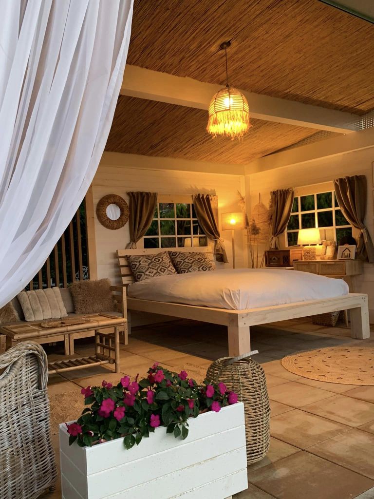 Alin a construit o combinație între terasă, living și dormitor, în propria curte