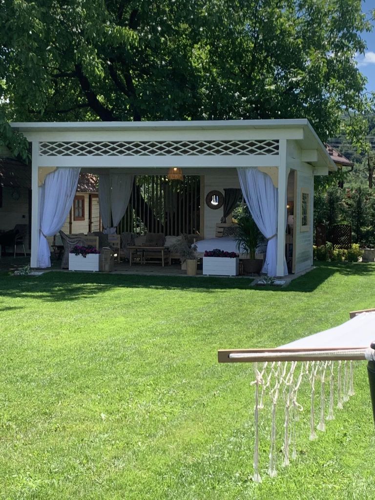 Alin a construit o combinație între terasă, living și dormitor, în propria curte