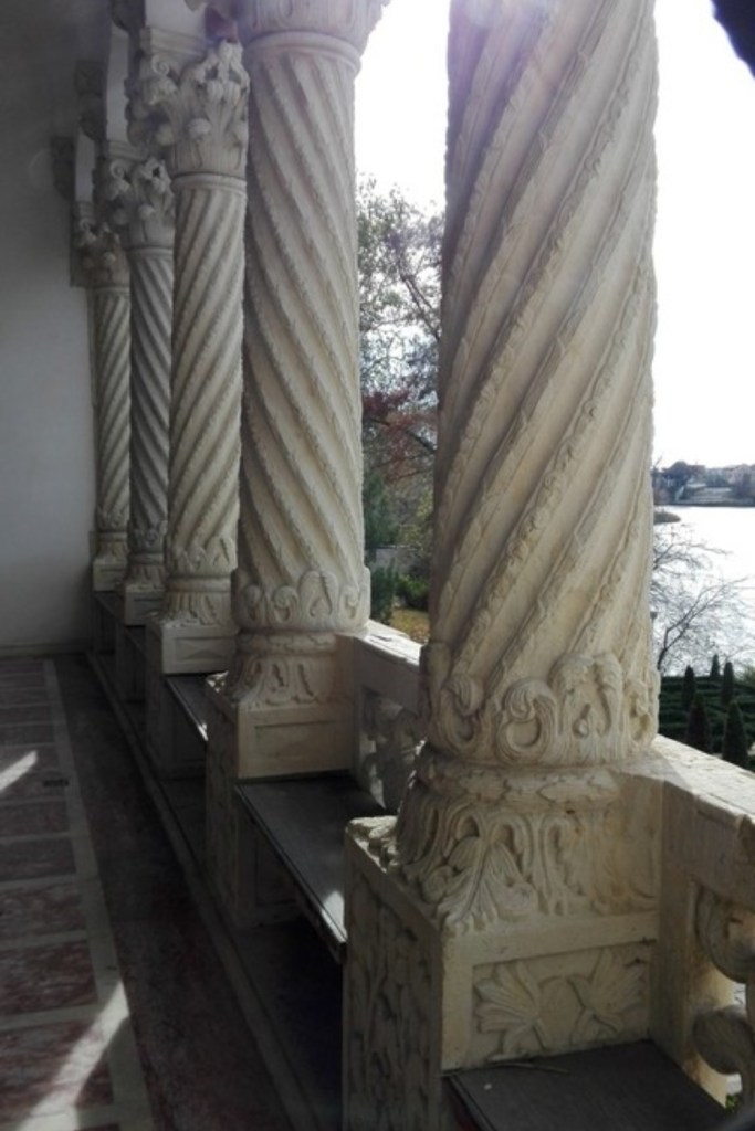 7. casa stil brancovenesc - coloane mogosoaia
