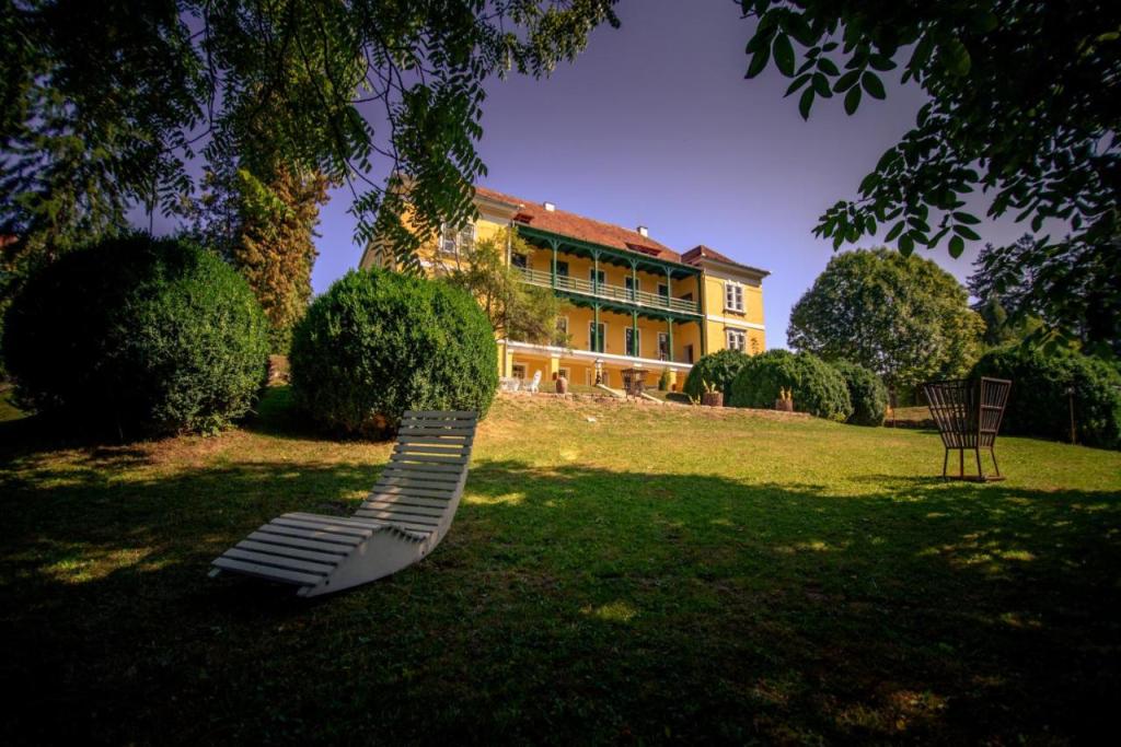 castel din Covasna, care a fost renovat și e cazare acum