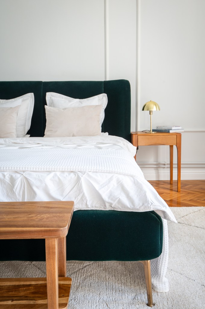 amenajare dormitor alb pat verde smarald