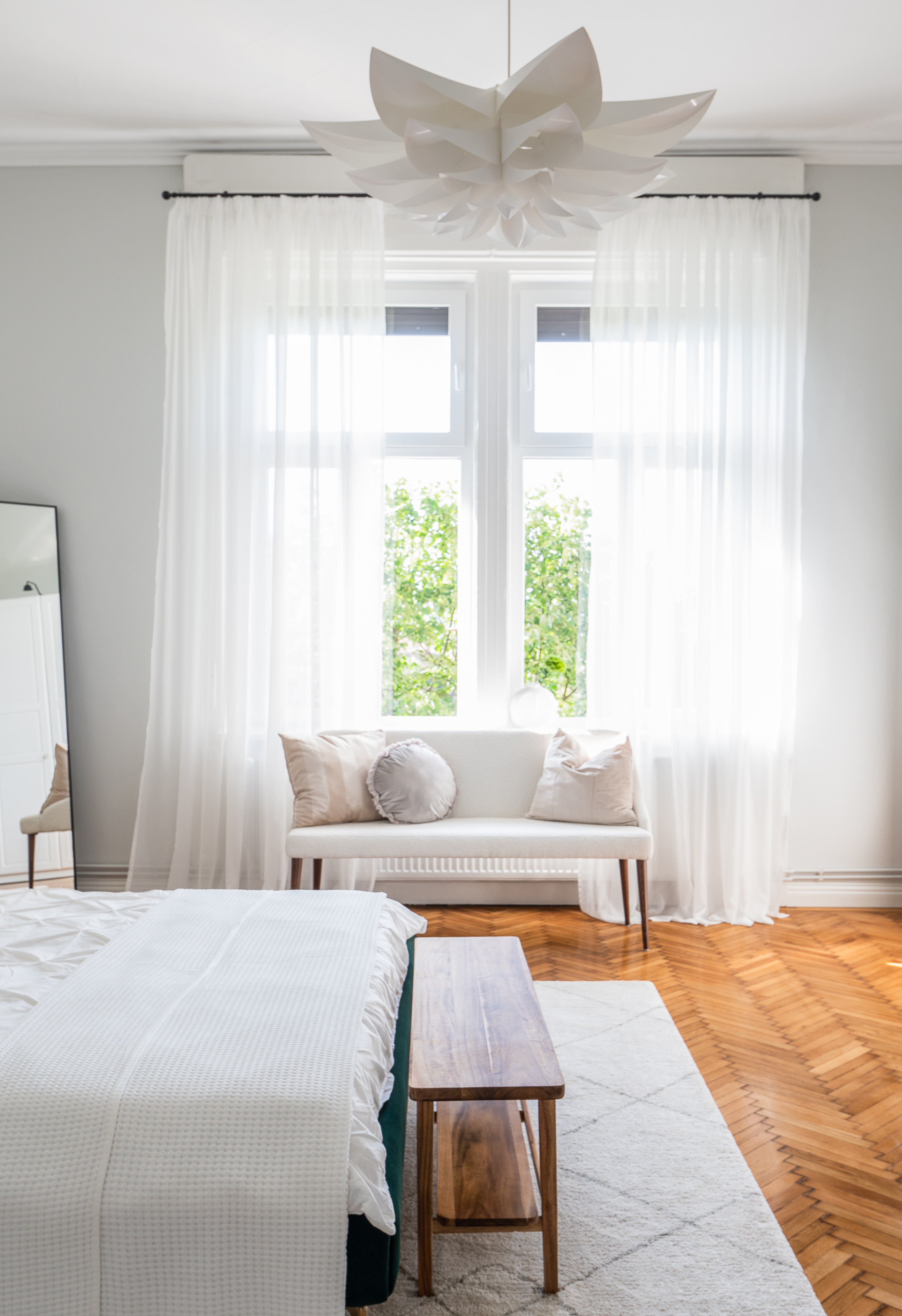 amenajare dormitor culori deschise parchet din lemn pat de zi