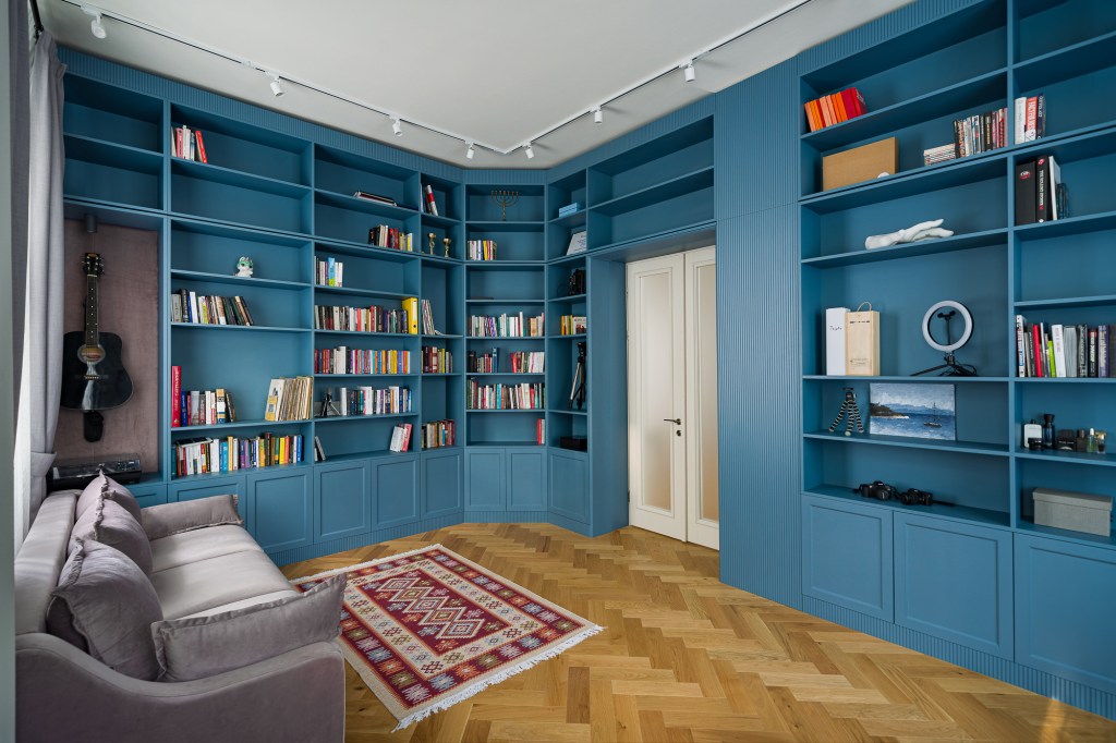 apartament zona Polonă bibliotecă