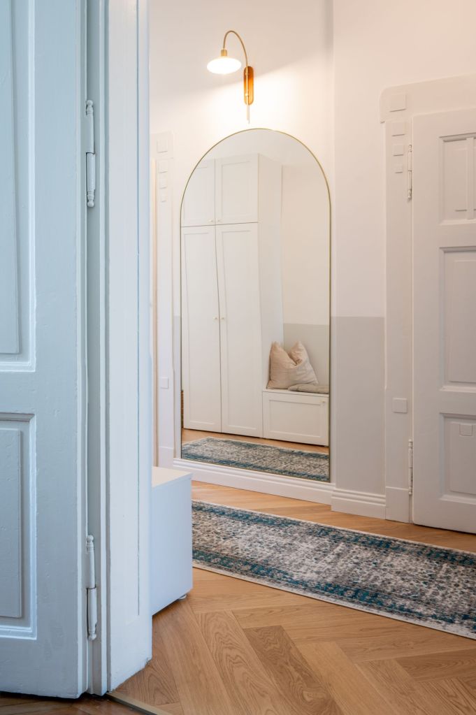 amenajare apartament din palatul neptun hol cu oglinda arcada