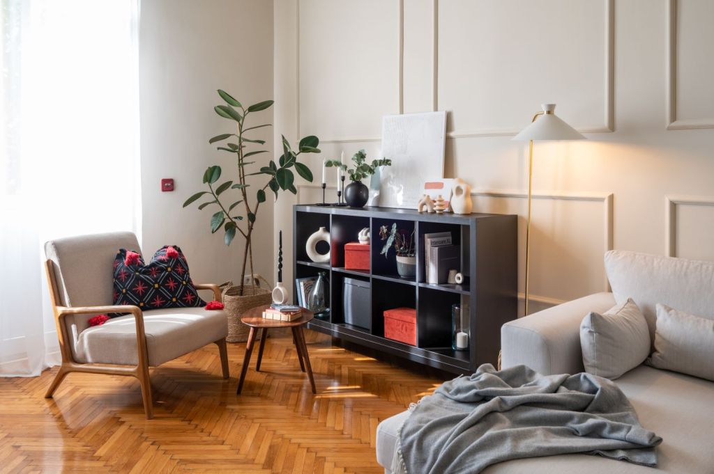 amenajare living stil clasic cu brauri decorative pe pereti si parchet din lemn