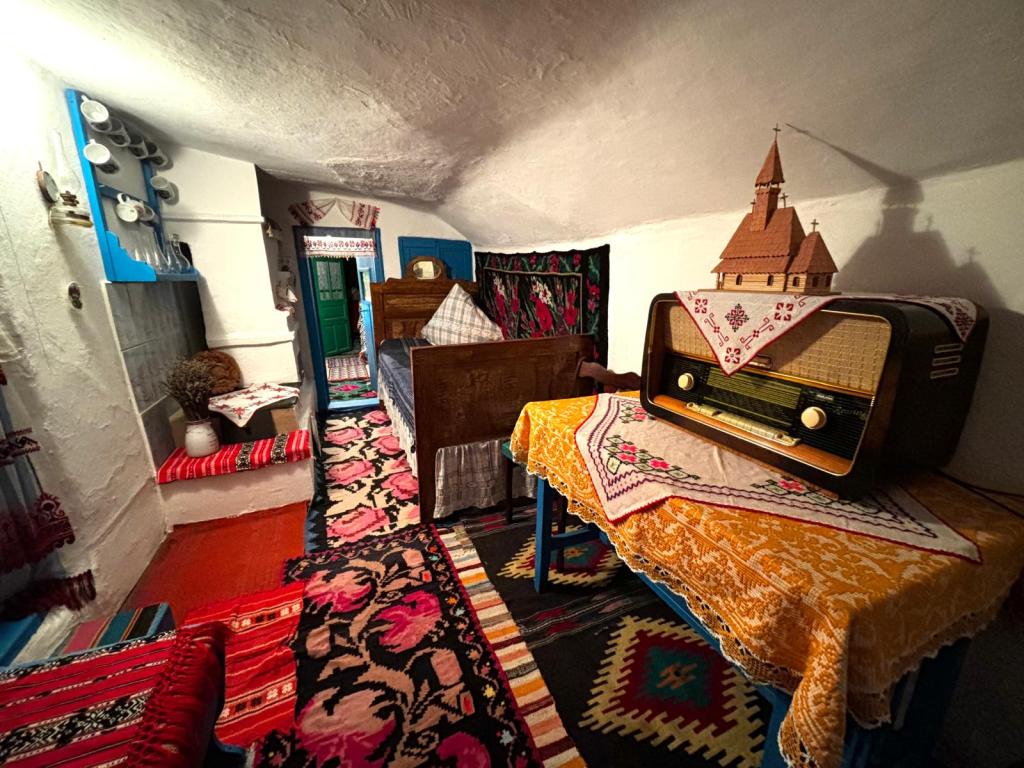 Au decorat casa în stil tradițional și vor să-i deschidă porțile pentru toți iubitorii de tradiții