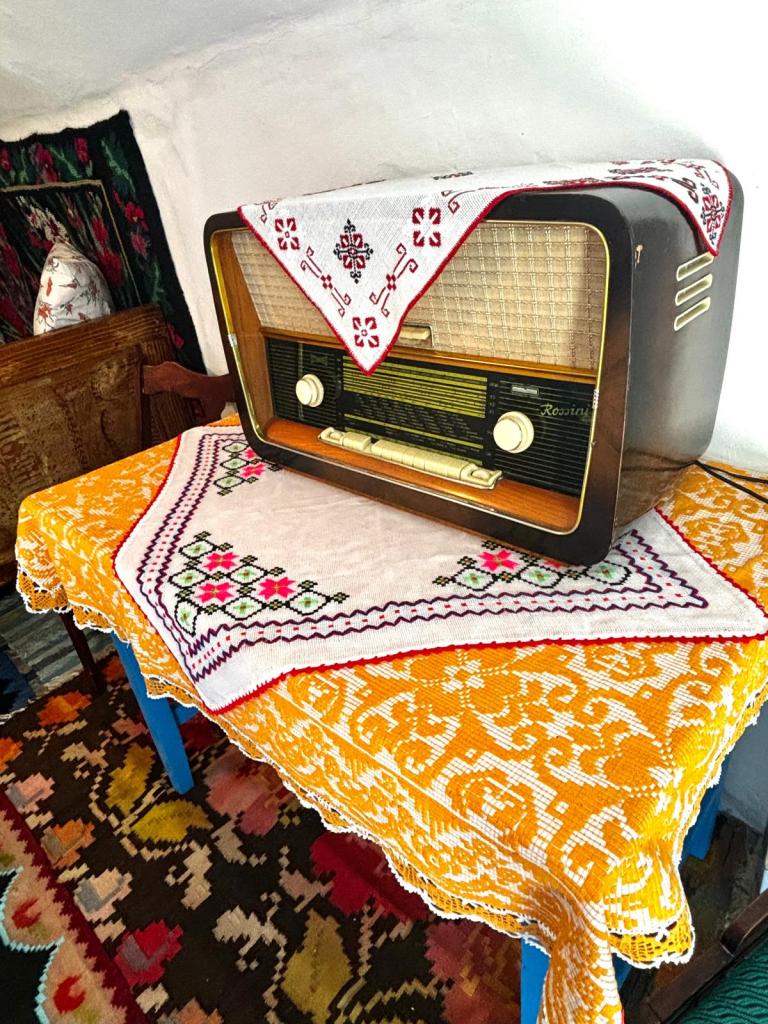 Au decorat casa în stil tradițional și vor să-i deschidă porțile pentru toți iubitorii de tradiții