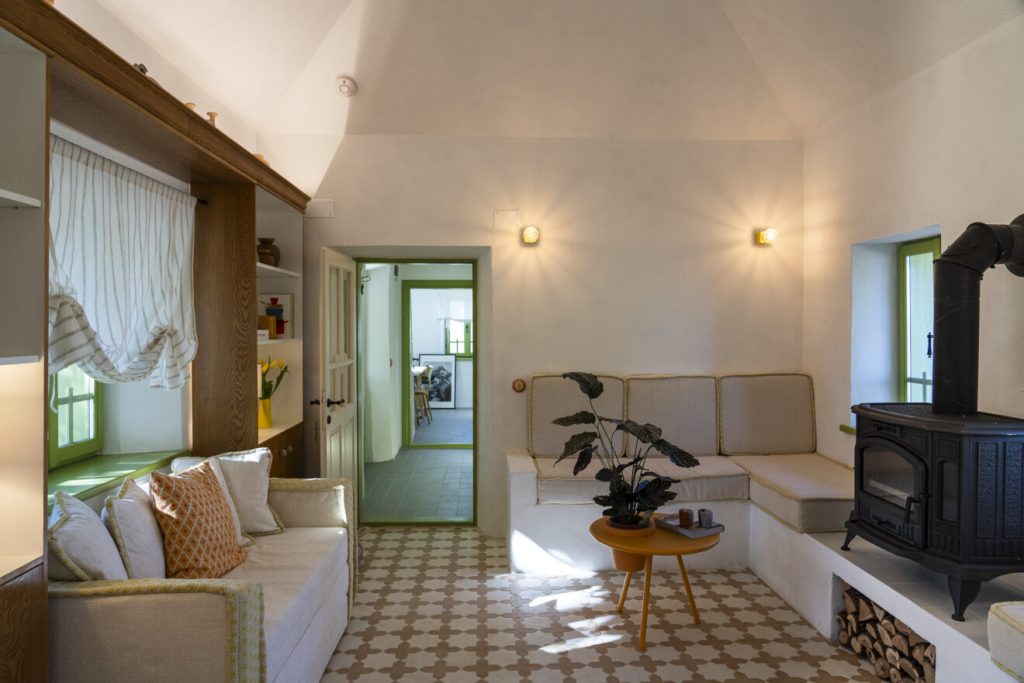 casa chirpici Jurilovca living