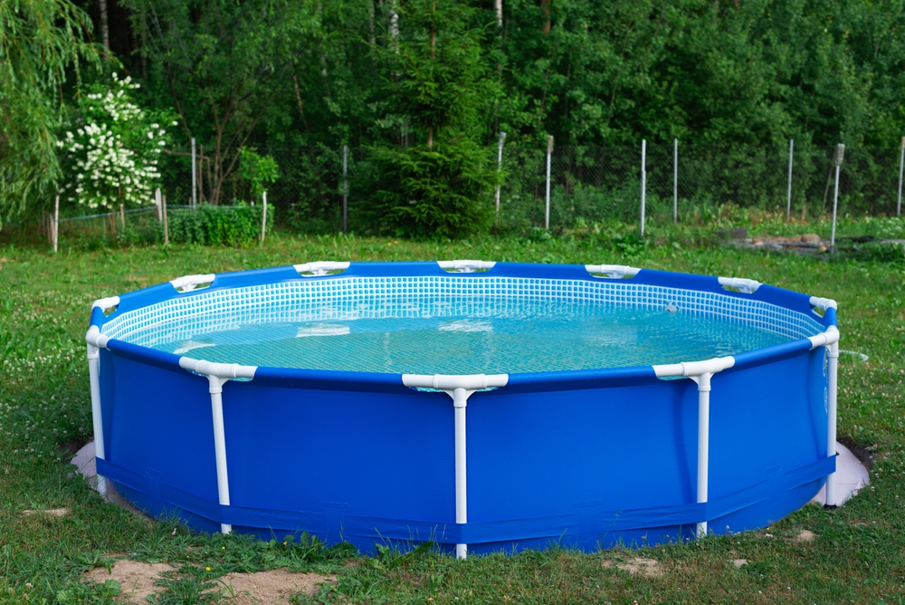 piscina gonflabila mare in curte
