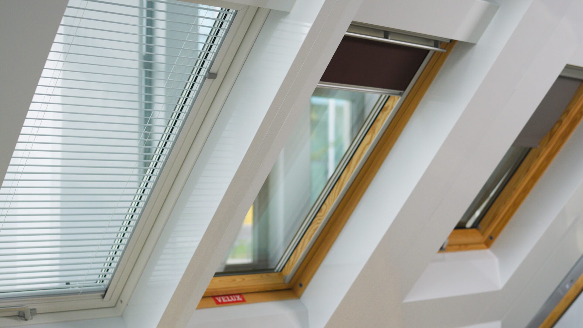 ferestre de mansarda velux montate pe un perete inclinat