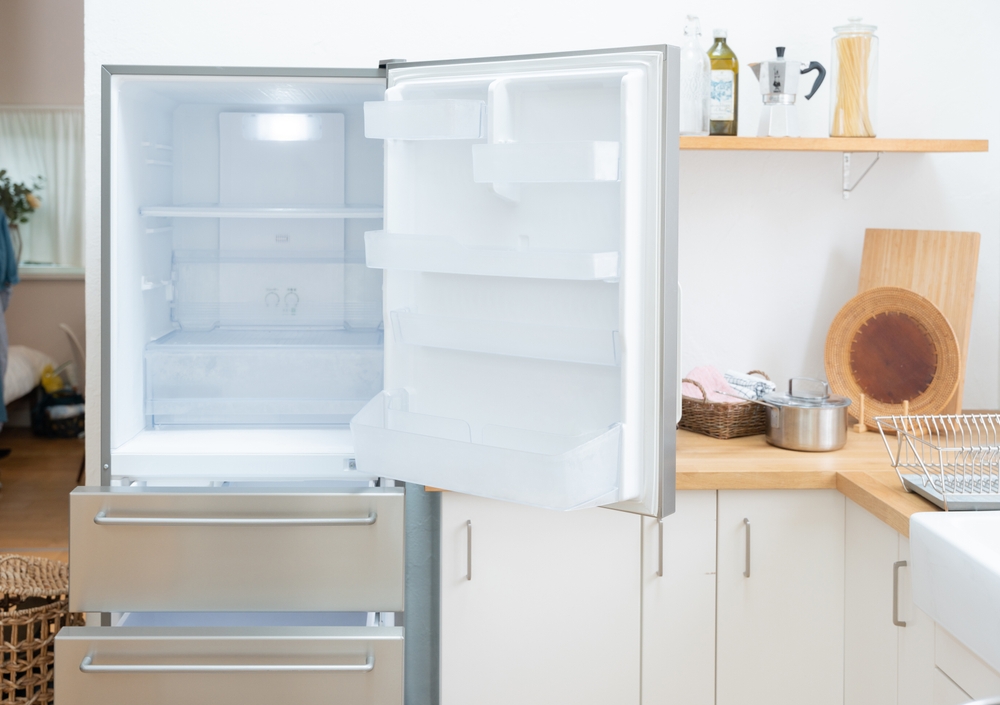 congelator deschis care inca functioneaza in bucatarie