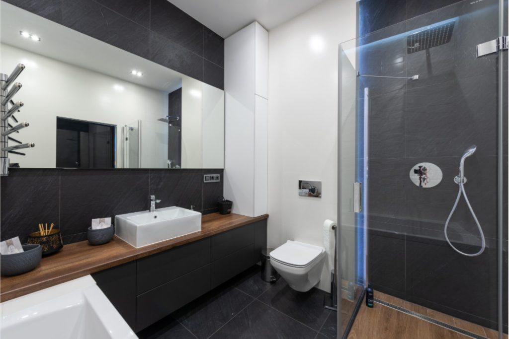 Ghid complet pentru renovarea băii, de la faianță la cadă, pas cu pas