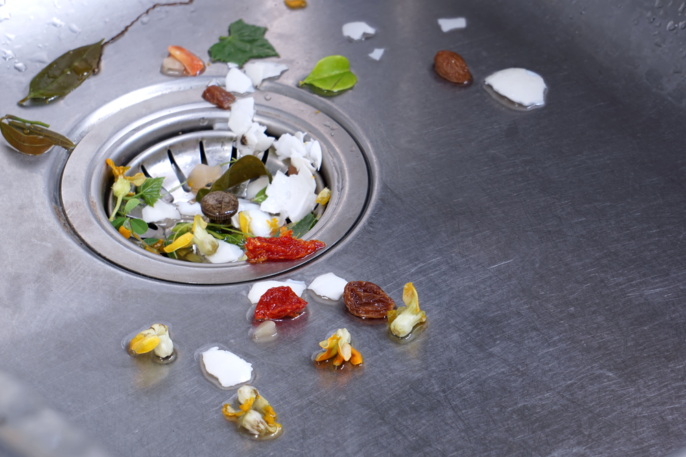 resturi alimentare in scurgerea chiuvetei din bucatarie