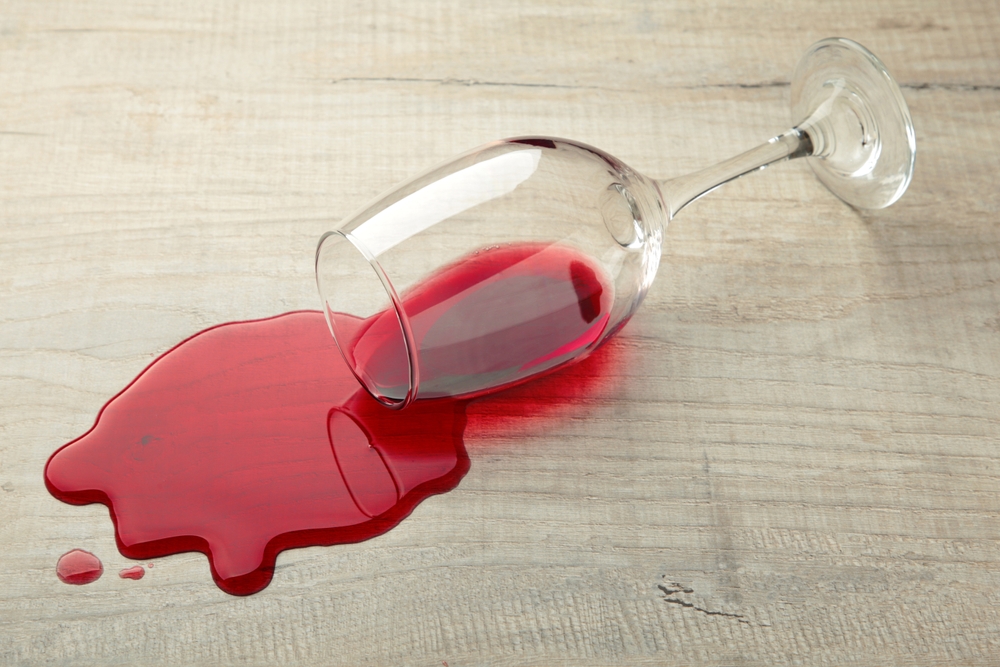 Cu ce ies petele de vin roșu de pe perete: un pahar de vin roșu vărsat pe parchet