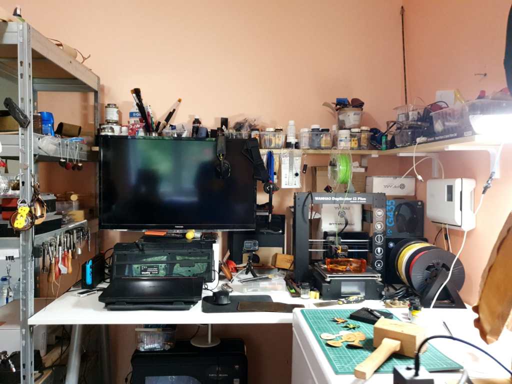 Georgiana și Bob au un atelier unde produc creații artizanale din piele naturală, personalizate în funcție de cerere