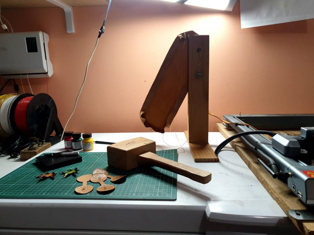 Georgiana și Bob au un atelier unde produc creații artizanale din piele naturală, personalizate în funcție de cerere