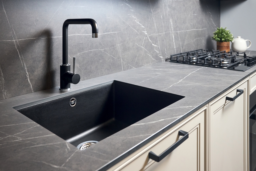 chiuveta de granit neagra in bucatarie