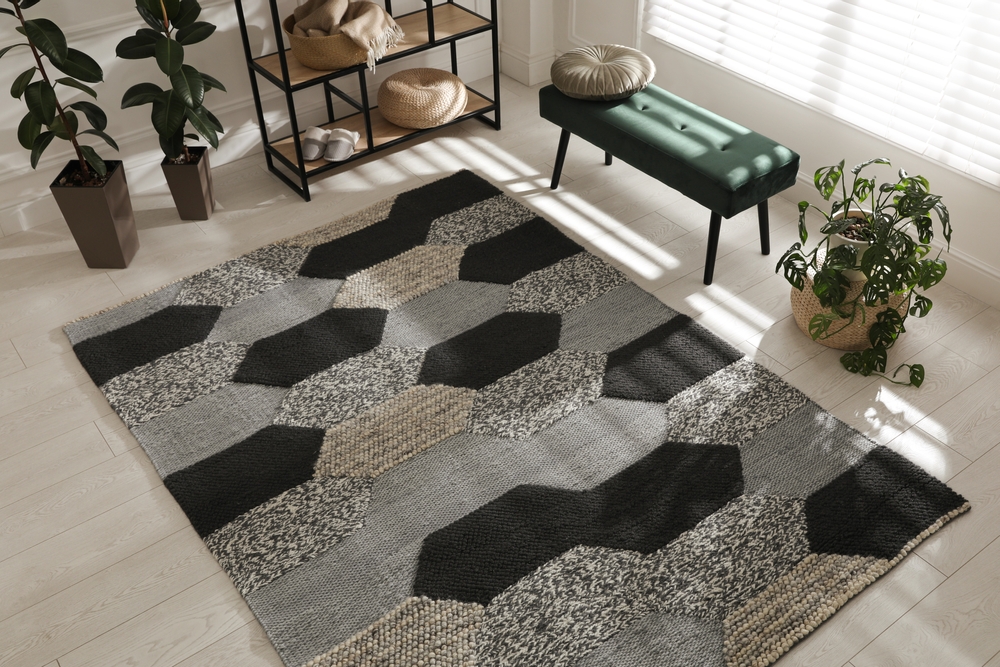 covor cu forme geometrice in camera cu perdea prin care trece soarele