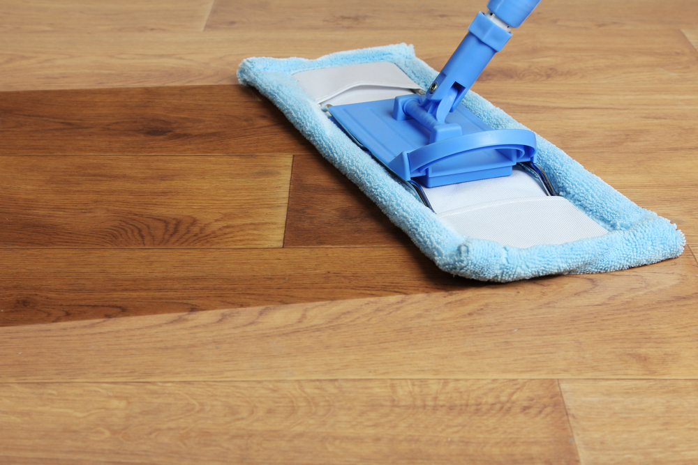 curatare parchet cu mop imbibat in otet