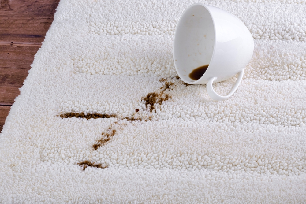 ceasca de cafea lasa pata pe covor alb solutii curatare