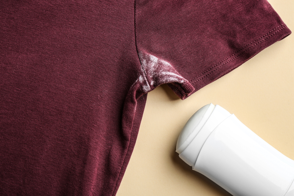 pete de deodorant stick pe haina