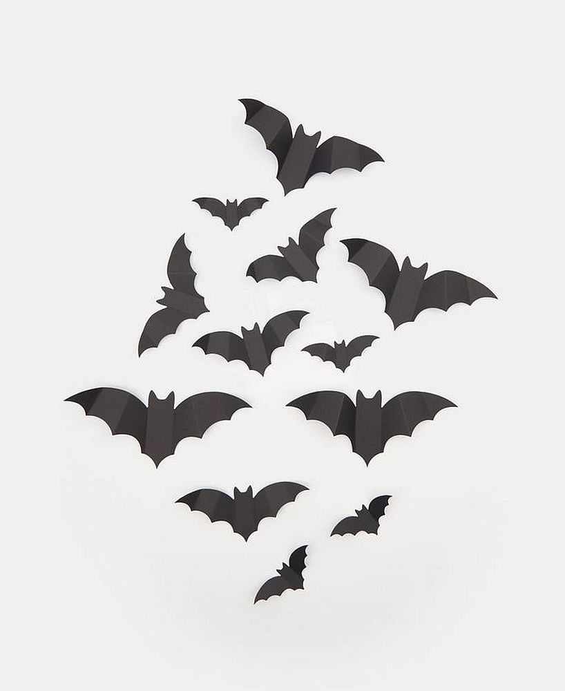 Decorare casă Halloween 2024: Lilieci negri decorativi din hârtie pe un fundal alb.