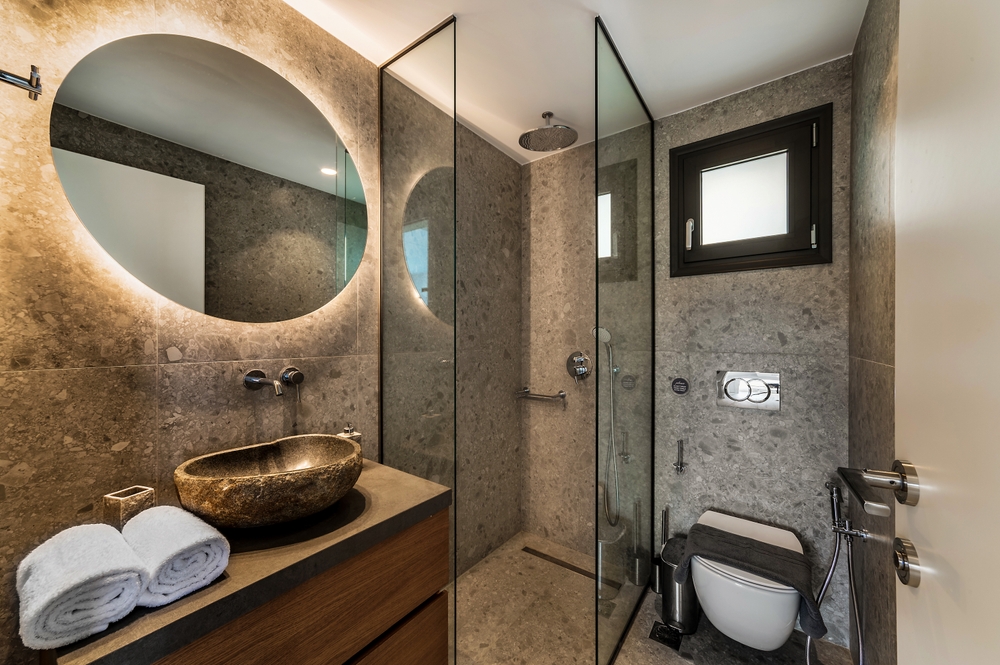baie mica renovata cu elemente de lux