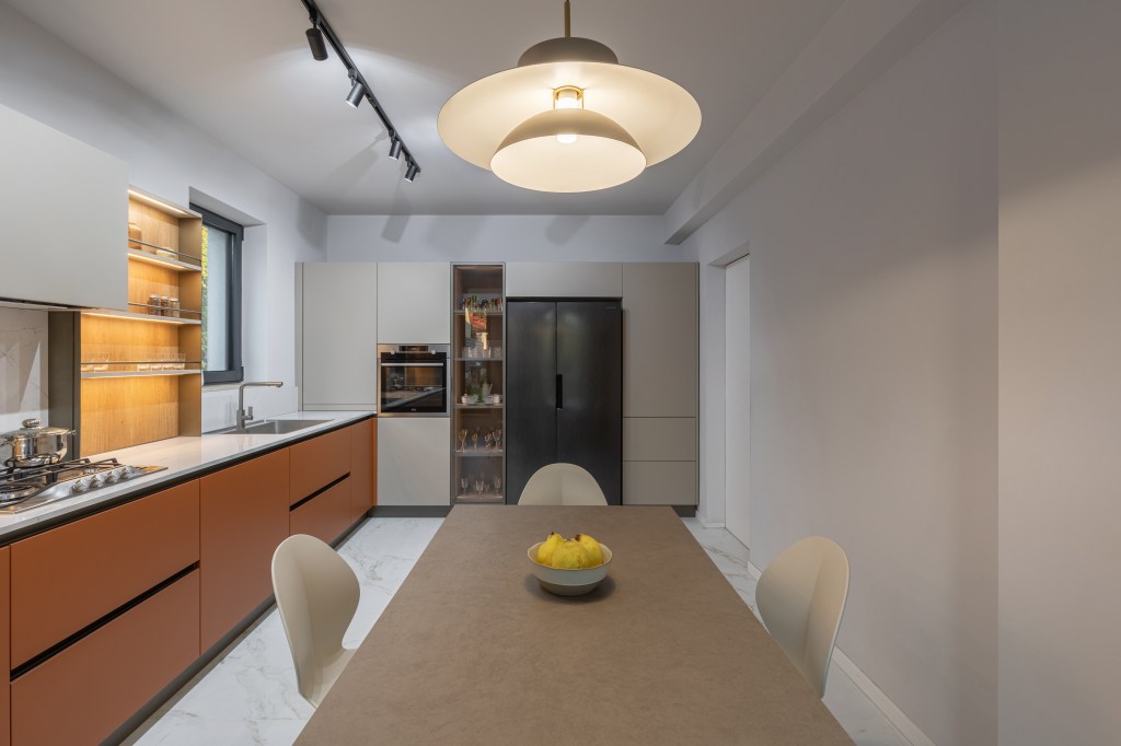 casă contemporană bucătărie cu loc de luat masa