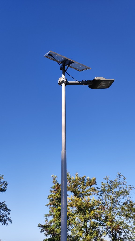 Lămpile solare care-i luminează curtea noaptea